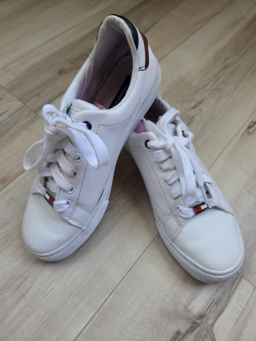 Tommy Hilfiger Loto Sneakers Womens Size 6